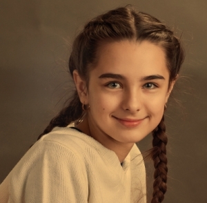 Porträtfoto eines jungen Mädchens, lächelnd